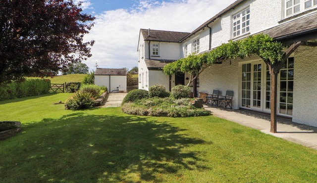 STANG FARM, pet friendly, character holiday cottage in Kendal