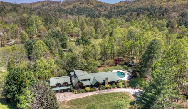 Stanley Creek Lodge -4 Acre Creekside Lodge w/pool and Fishing