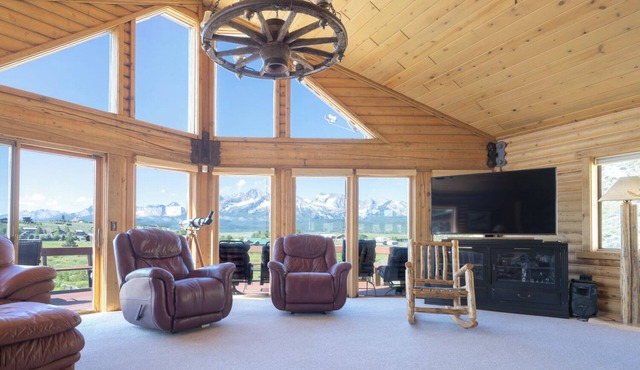 Stanley House - Custom Log Home with Panoramic Sawtooth Mountain Views
