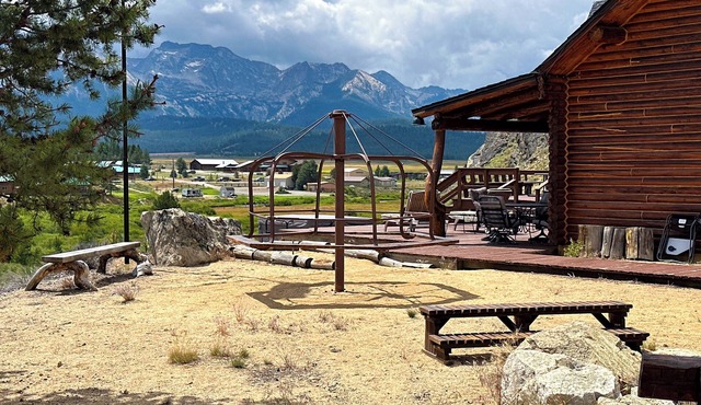 Stanley House - Hillside Cabin with Panoramic Views of the Sawtooth Mountains