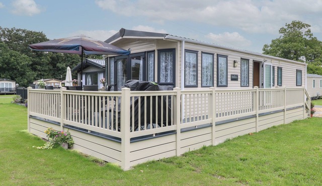 STANLEY'S LODGE, FOXBURROW HANG, family friendly in Belton, Norfolk