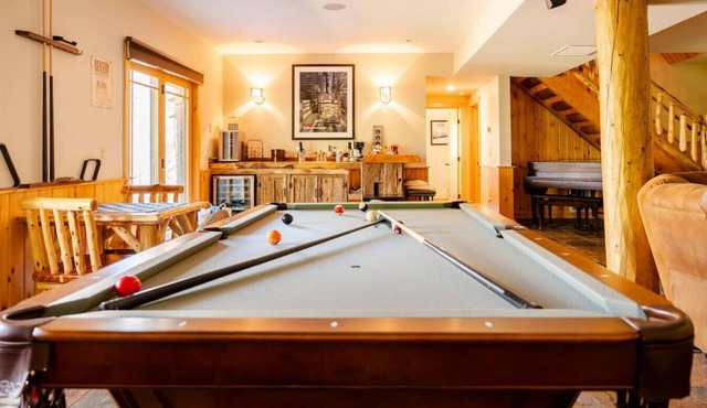 Stanley's Mountain Getaway · 5 Min to Skiing | Hot Tub | Fire Pit | Games | Bar