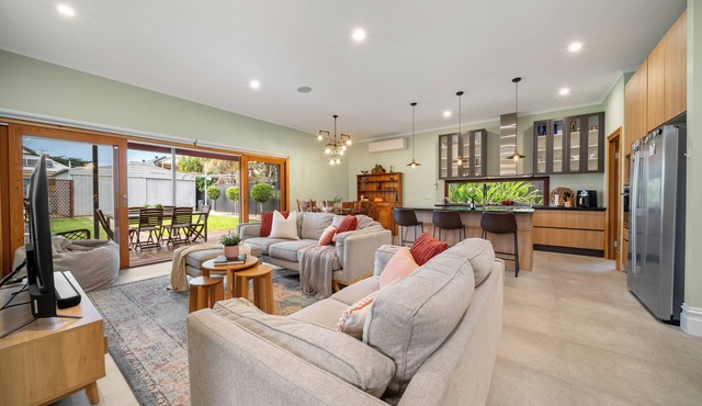 Stanley Stay - Sauna, Play Set, WiFi, Central Location!