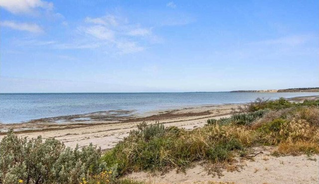 Stansbury's Retreat: Offers Pet-Friendly Fun with Golf Course View