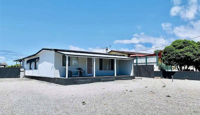 Stansbury's Retreat: Offers Pet-Friendly Fun with Golf Course View