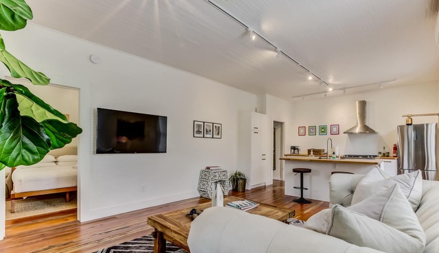 Stanton Apartment A - Historic retreat 1 block to beach