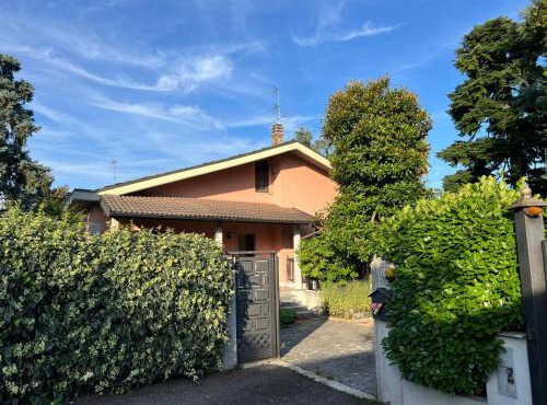 Stanza in Villa di pregio con giardino a 10 minuti da Milano - Parcheggio Gratuito