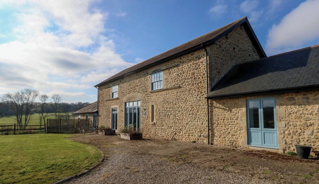 STAPLEFORD FARM, pet friendly, with open fire in Beaminster