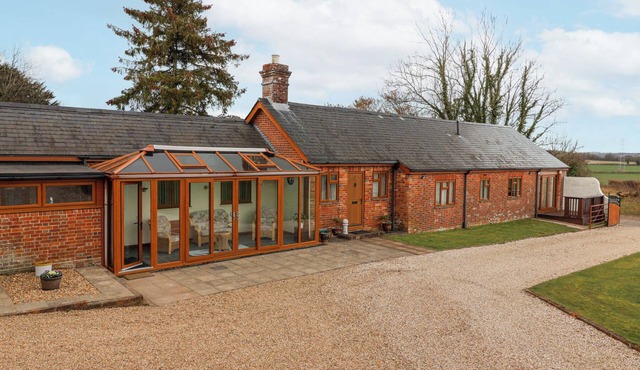 STAPLETON FARM BUNGALOW, pet friendly, with a garden in Alderholt