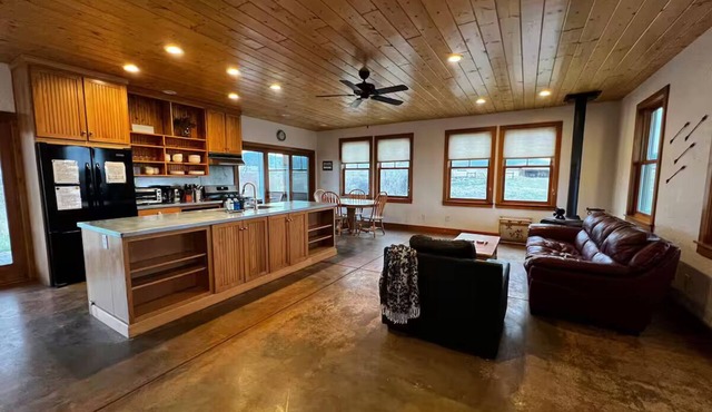 Star Bungalow: Riverfront 2-bedroom bungalow in Gardner