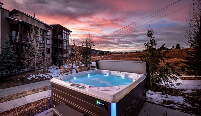 Star gaze under the gondola: Pool, walk to gondola