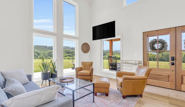 Star Hill Farm Barndo Retreat – Hillside Serenity with Hot Tub