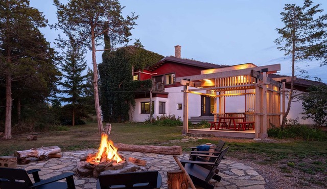 Starbase - Waterfront Home w Pickleball Court