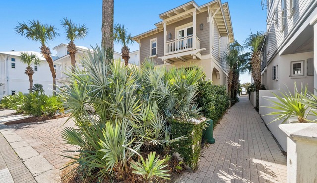 Starburst - One lot off beach, private beach for only 34 homes, private pool
