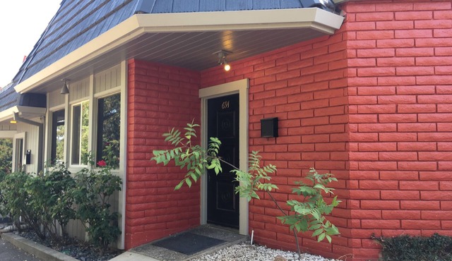 StarDome SATELLITE is an ArtDeco furnished gem ideal for Traveling Professionals