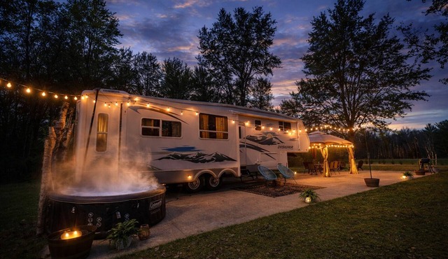 Stardust-A Dreamy Escape at Birch + Flame Hot Tub Near Frankenmuth