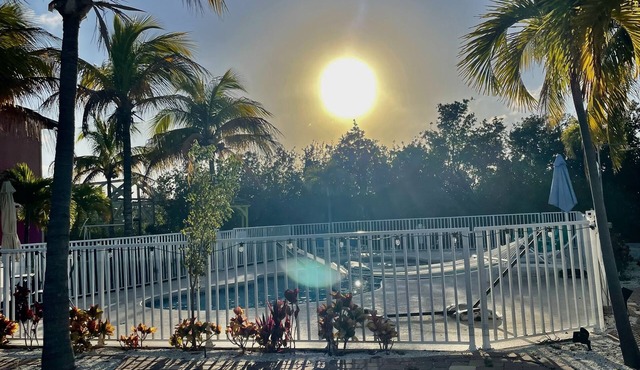 Starfish Cottage - Sleeps 4 - ESCAPE THE COLD; OUR POOL IS HEATED!