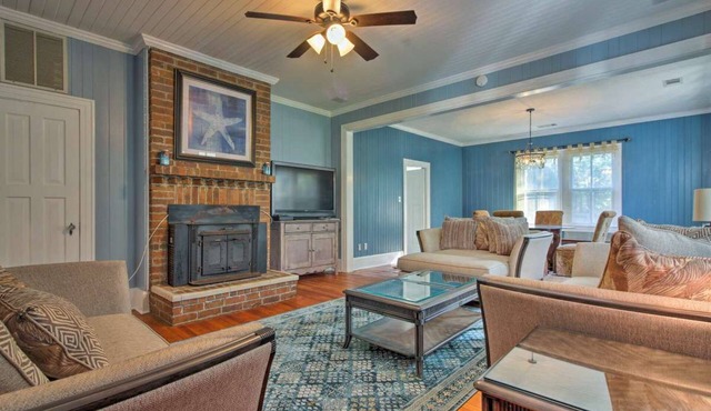 Starfish Home for 10, Fast EV Charger, and Pet Friendly