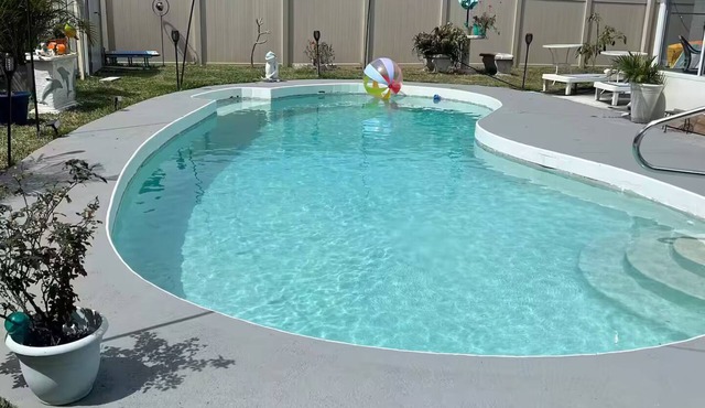 Starfish Kisses, beautiful pool home, 8 min from beach, 12 min to speed way.