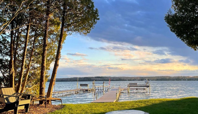 Starflower Cottage- Vintage Charm on the Lake