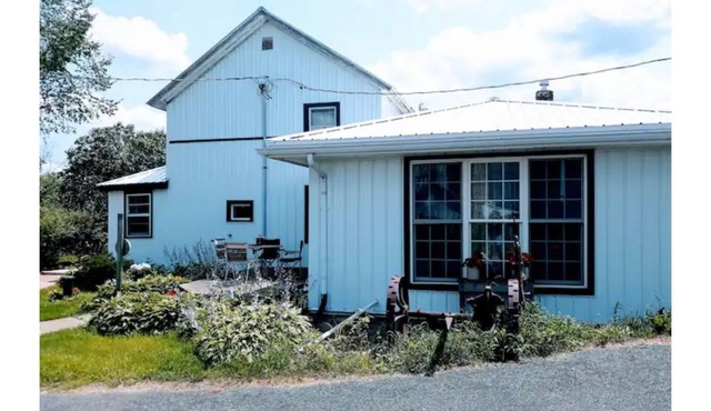 Stargaze & relax at Whispering Pines Farmhouse near the Elroy-Sparta Bike Trail