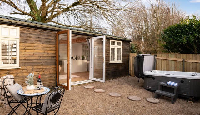 STARGAZE - UNIQUE STAY | SLEEPS 2 | HOT TUB | BBQ | PATIO | WI-FI