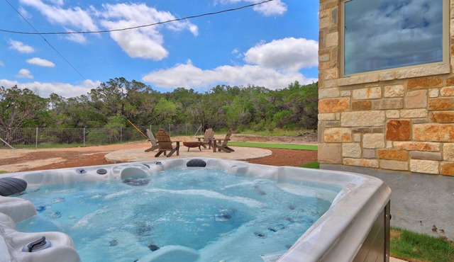 Stargazer Hill - 4 Bedroom Retreat with Hot Tub + Views!