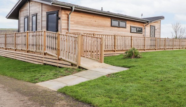 STARGAZER LODGE, pet friendly, with hot tub in Hornby