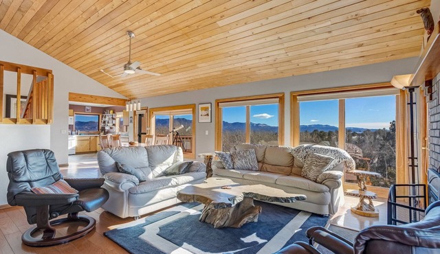 Stargazer Retreat Hot Tub, Game Room, Creek Walk, Pet-Friendly, 360° Mtn Views