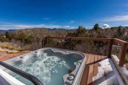 Stargazer Retreat , Hot Tub, Game Room, Creek Walk, Pet-Friendly, 360 Mtn Views