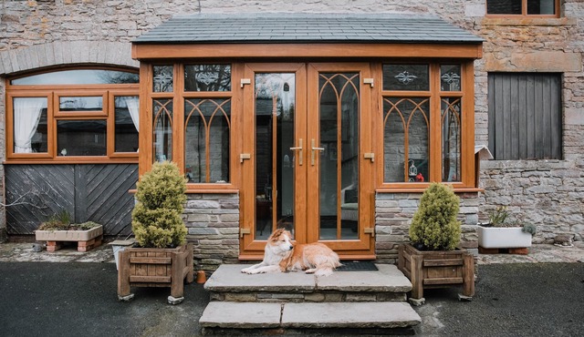 STARGAZER'S LOFT, romantic, character holiday cottage in Hay-On-Wye