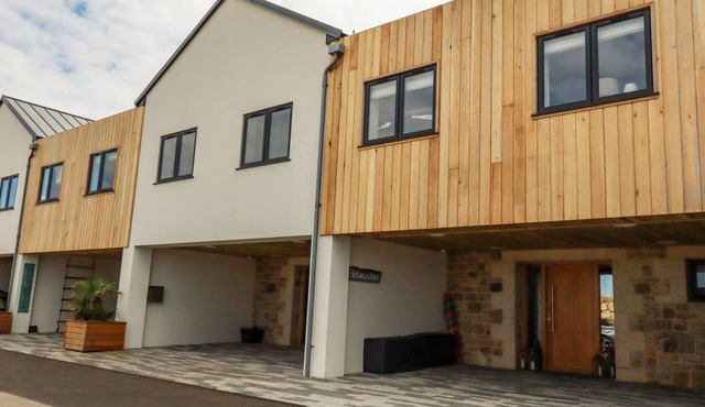 STARGAZERS, pet friendly, country holiday cottage in Sennen