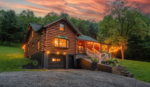 Stargazing Cabin | Hot Tub + Game Room + 85 Acres