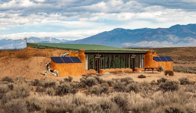 Stargazing Earthship Retreat in Taos with Outdoor Fire Pit - sleeps 6!