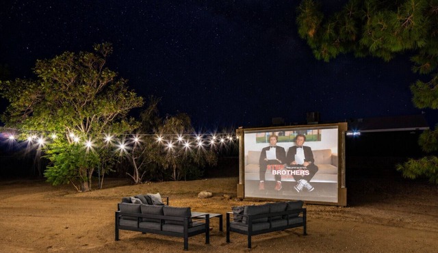 Stargazing, Hot Tub, Fire Pit, Outdoor Cinema & Pickleball Fun near Joshua Tree