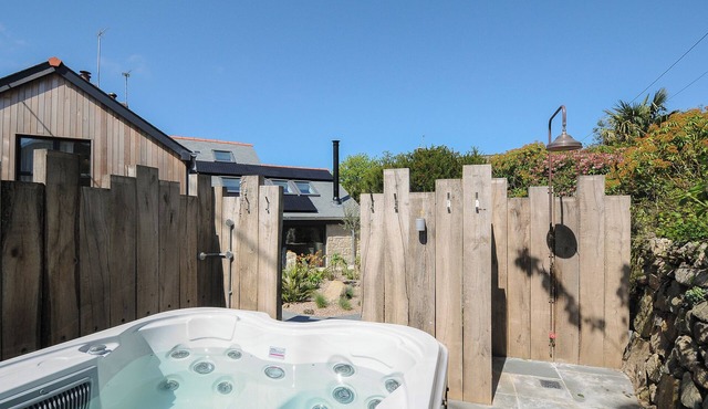 STARGAZY COTTAGE, family friendly, with hot tub in Praa Sands