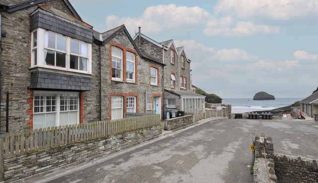 STARGAZY, pet friendly, character holiday cottage in Tintagel