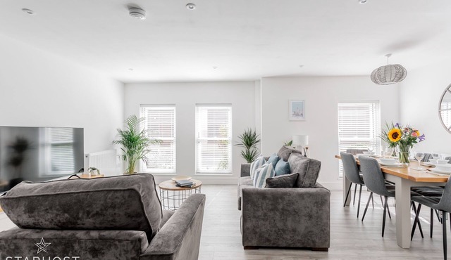 StarHost Residences | Brand New 2 Bedroom Apartment in Newbury Town Centre