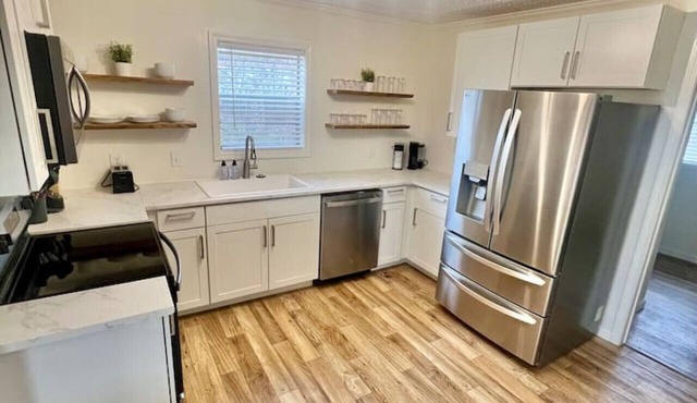 Stark Social House | Sleeps 6 | Game Day