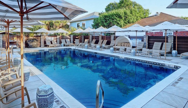 Starland Yard Area Long Term Stay with Heated Pool Access