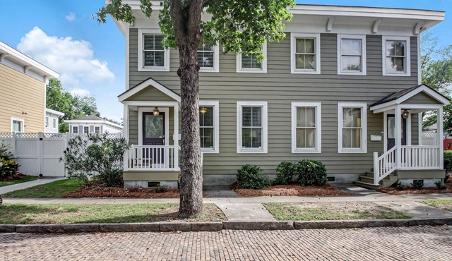 Starlands Executive Home-Off Street Parking & Private Deck Included!