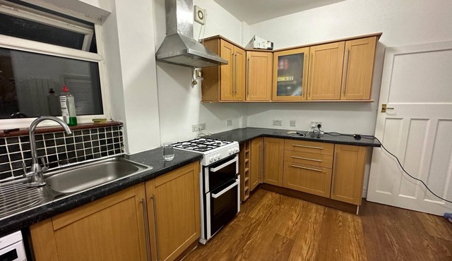 Starlettings 3 Bedroom Spacious House with Rare Garden and Parking