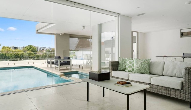 Starlight A Slice of the Hollywood Hills in Bexley