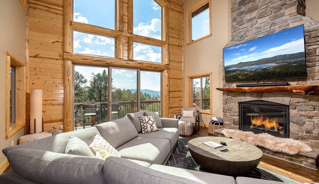 Starlight Chalet. Firework Views. Renovated Backyard at This Beautiful Home in Castle Glen Estates.