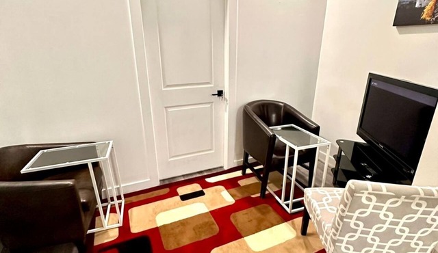 Starlight Haven: Modern 2-Bedroom Suite, Private Entry near Shopping & Dining