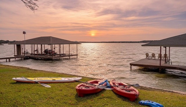 Starlight Lakefront Retreat; Open Water ,Private Dock, Hot Tub, Fire Pit, Kayaks