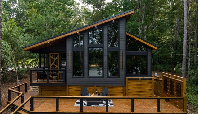 Starlight Retreats-Intimate luxury cabin offering spa amenities, serene views