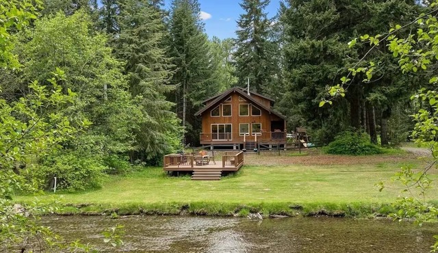Starlight Riverfront Lodge - Directly on the Yakima River with a Hot Tub