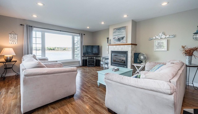Starlight Shores - Serene Lakefront Retreat: Explore and Unwind