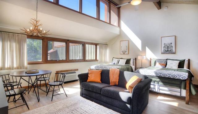 Starlight Suite (#747) | 10 min to Ski - Golf - AC/Pool/Hot Tub